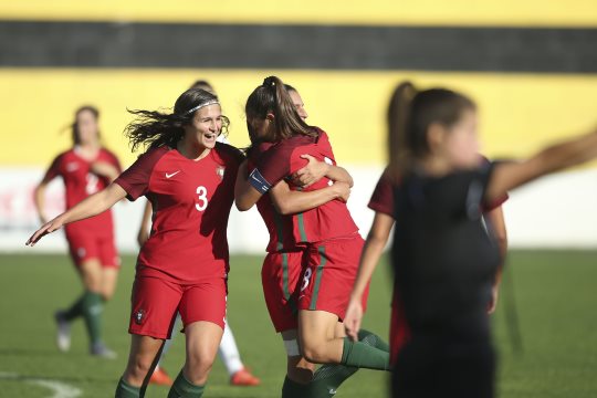 Portugal vence Albânia por 9-0